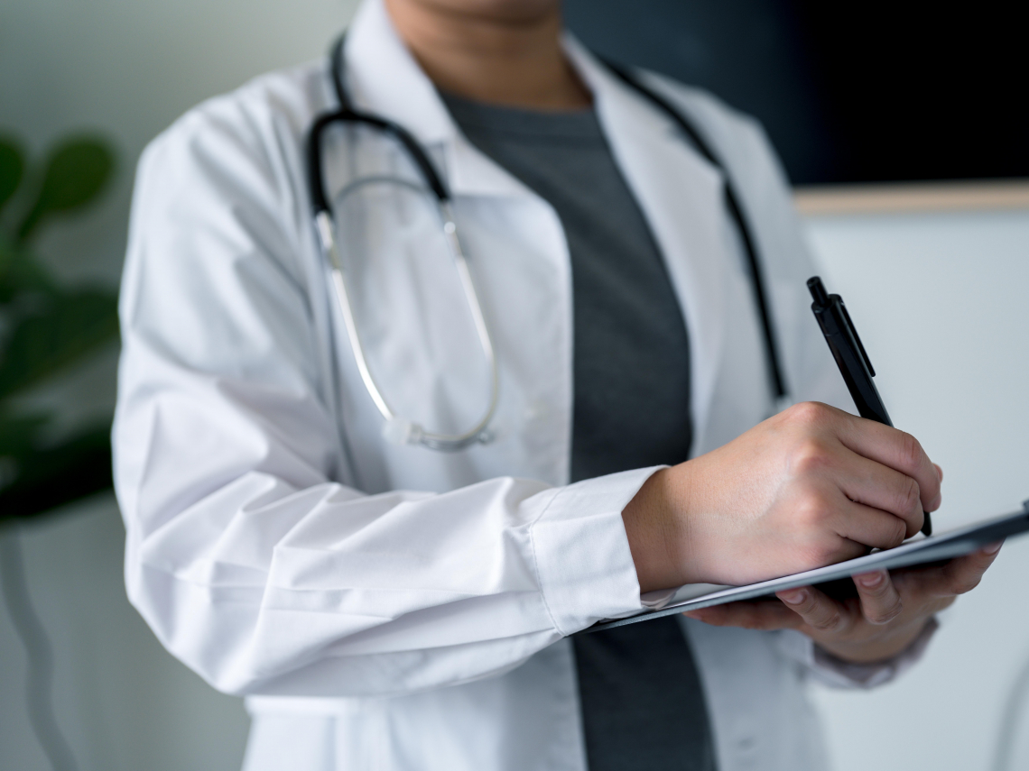 過年生病哪裡有看診？健保快易通APP秒查醫療院所，查詢步驟一次看…開診率逾7成「這天」最缺醫生