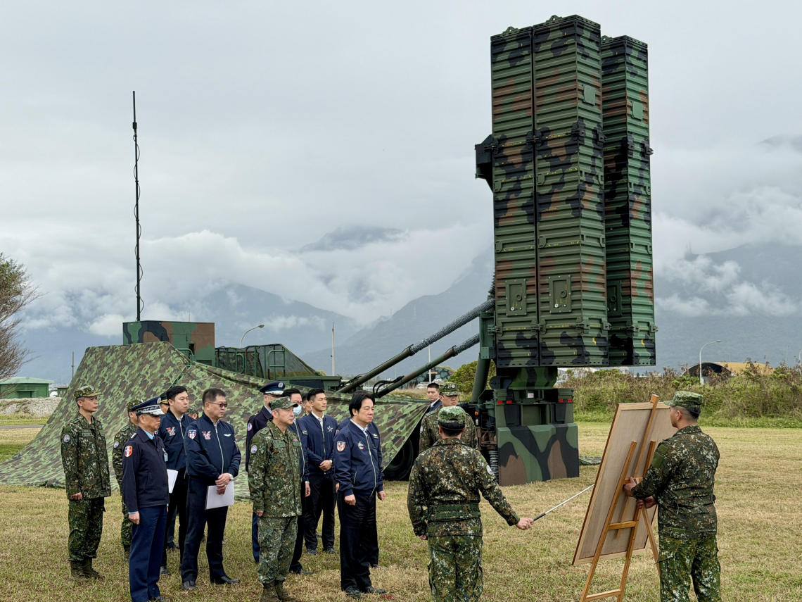 天弓三型、雄二E反艦飛彈...賴清德視導「台灣之盾」裝備，喊話藍白放下歧見：為子弟兵爭取更多預算