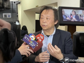 蔡其昌、柯建銘競逐民進黨總召，勾肩搭背喊選完仍是好同志！王世堅挺蔡：柯可以交棒了「退在最高點」