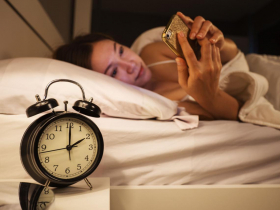 過年熬夜追劇、把整年欠的睡眠補回來？醫：小心「社交時差」恐愈睡愈胖、腸道長壞菌…3招補眠不傷身