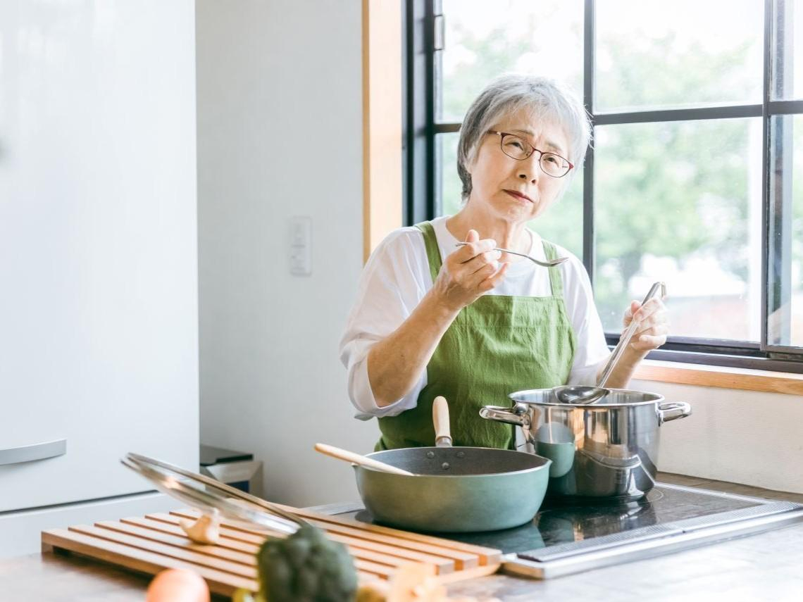 老人愛吃甜？60後味覺退化「多加一半糖才覺夠甜」…醫示警：恐「糖尿病前期」徵兆，鹹味也越吃越重