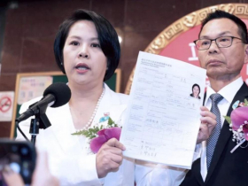 李貞秀宣誓就職立委，喊「唯一效忠中華民國」…秀護照、放棄國籍文件，曝中共拒絕受理原因