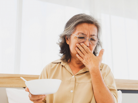 57歲袁惟仁辭世！吸入性肺炎奪命速度驚人，年節黏滑食物暗藏風險：「慢食、細嚼」4招防嗆咳