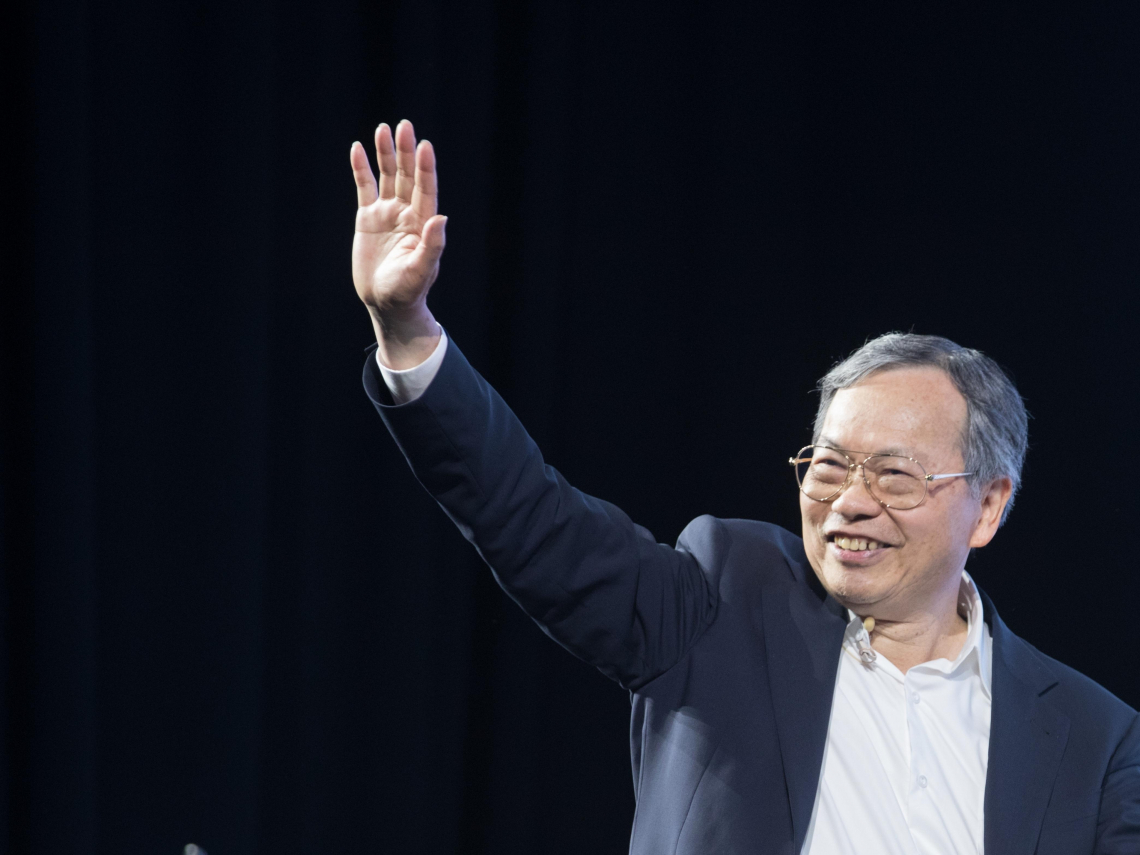 美超微收回帳款「營收暴增」股價飆逾7％！梁見後在財報說了哪些事？分析師揭1現象恐遇逆風