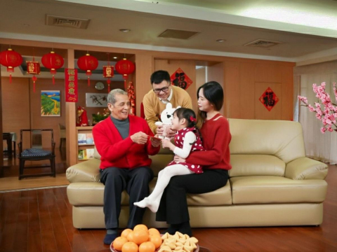 熟齡族戒不掉手機？日用3C近6小時「滑一下就上癮」…醫示警：短影音恐增孤獨感，3招不再各滑各的