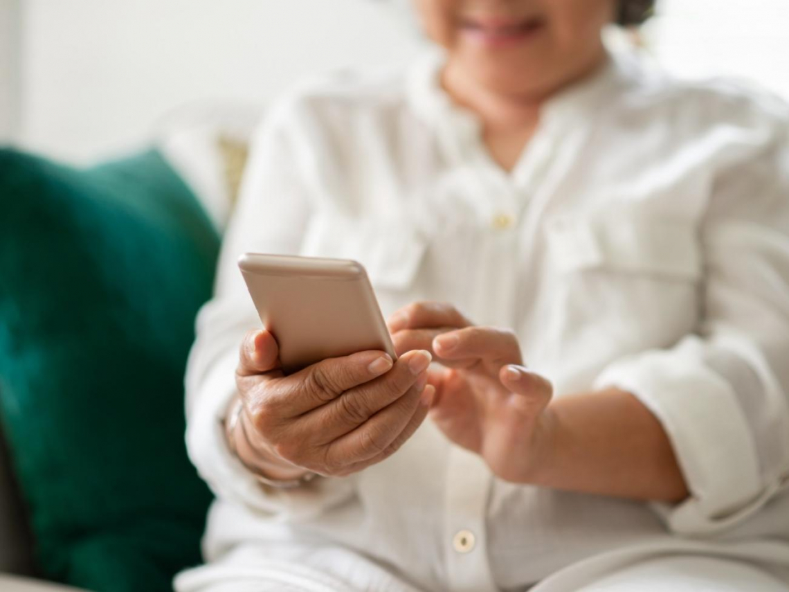 熟齡族戒不掉手機？日用3C近6小時「滑一下就上癮」…醫示警：短影音恐增孤獨感，3招不再各滑各的