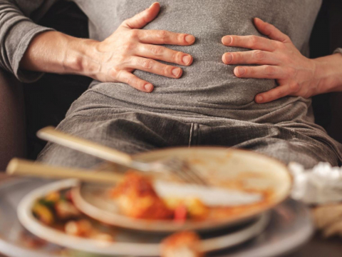 胃痛一直好不了？別再只靠胃藥撐！醫揭「偽康復陷阱」恐掩蓋胃癌警訊，45歲以上更要留意6徵兆