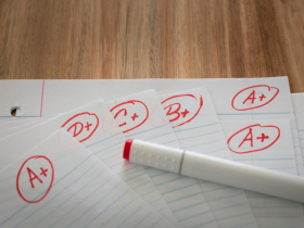 全勤卻在「裝忙」vs. 請病假但「績效好」：2026年新制下，誰的考績該拿A？