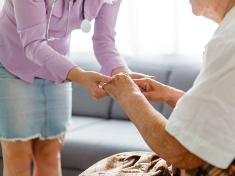 102歲人瑞閃婚68歲看護，掀8億家產爭奪戰！子女能提婚姻無效？能討回贈與土地保單？律師一次解惑