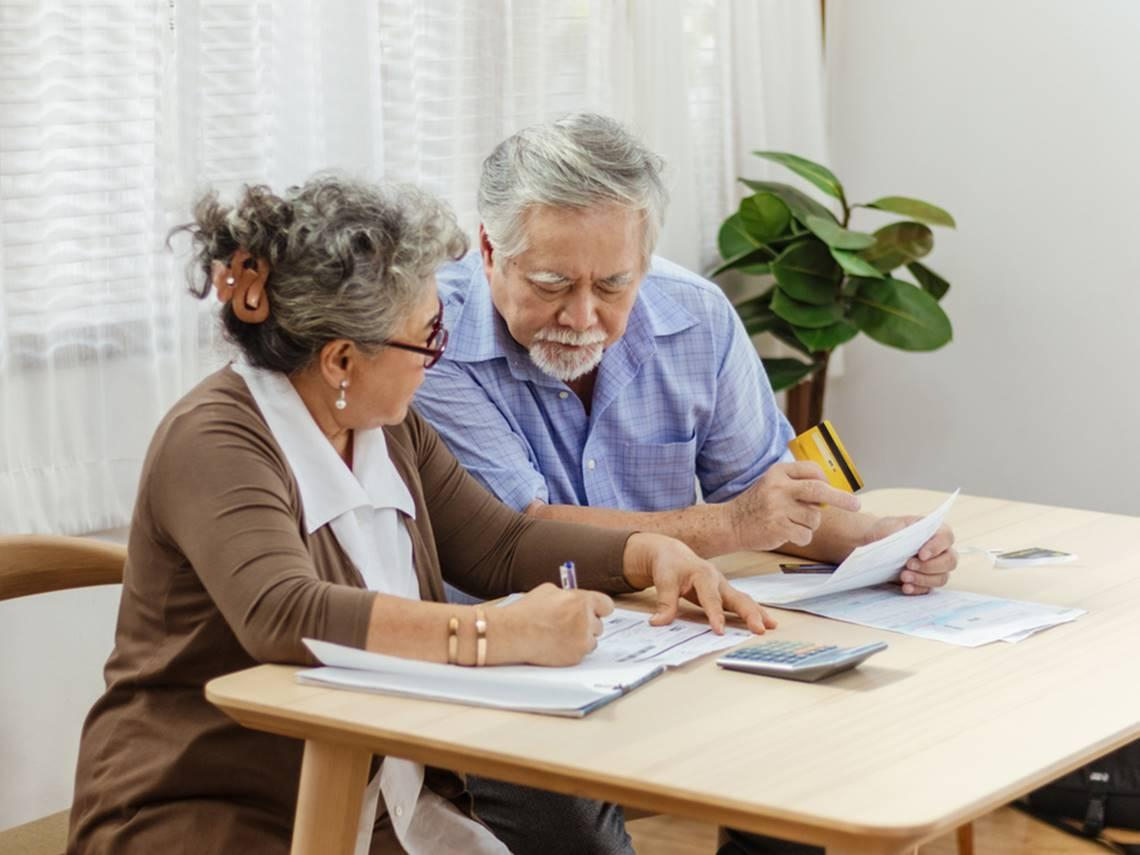 年薪320萬副總裁投資1失誤、82歲仍當代課老師，84歲護理師開Uber…過來人血淚：後悔一生的4個理財錯誤