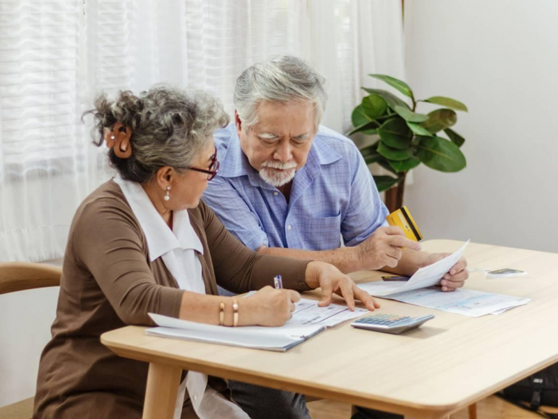 年薪320萬副總裁投資1失誤、82歲仍當代課老師，84歲護理師開Uber…過來人血淚：後悔一生的4個理財錯誤