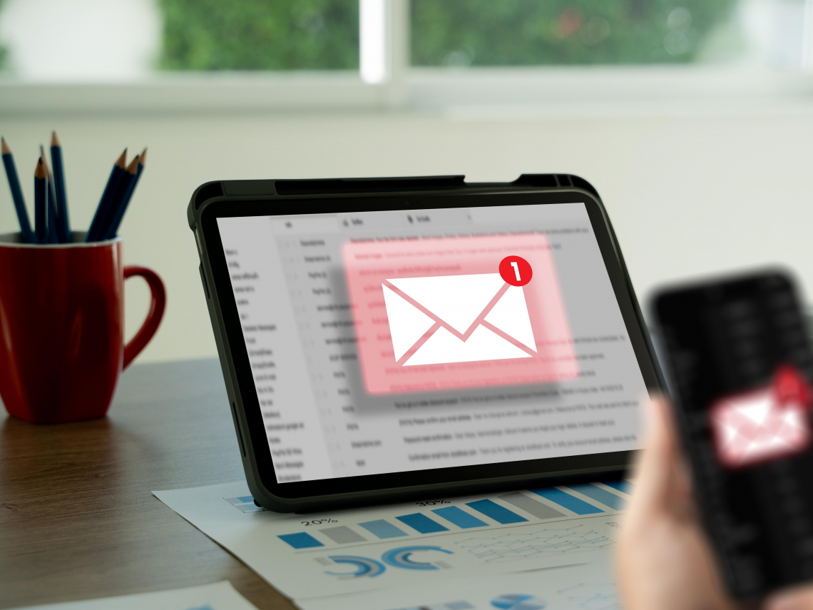 1封電子郵件10萬存款沒了！年前買包裹注意，詐團鎖定網購...他因「1句話」放下戒心、交2張金融卡