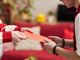 新春包紅包別再用舊鈔！2026馬年換新鈔2/9開跑：銀行郵局455據點＋ATM提領一次查到，5眉角守住財氣