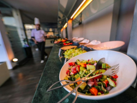 IKEA、萬豪酒店都在用的惜食新招！AI幫助飯店業省下6成浪費，鳳梨皮、蔬菜莖如何變身五星級料理？