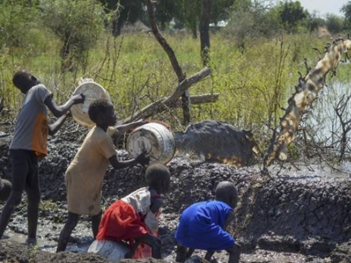 氣候變遷正在奪走上學機會！全球4億學生被迫停課，研究更揭高溫讓數學成績下滑11%