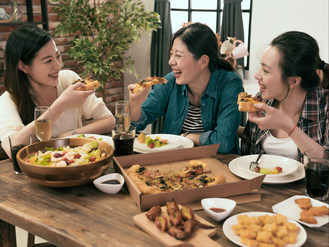 不再獨抗美食誘惑！追蹤1300人研究：把「減肥」說出口，1年平均多瘦1.5公斤…4撇步過年不破功