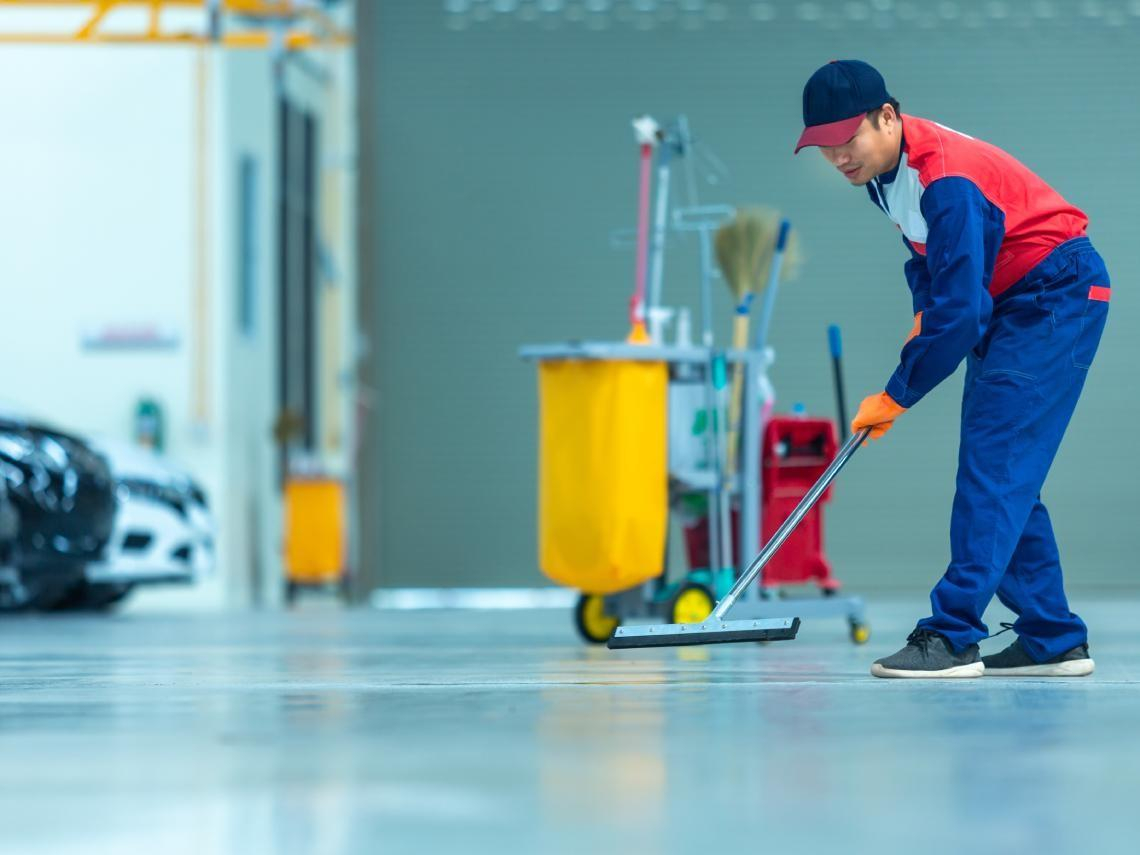 年薪300萬銀行經理中風失業，63歲改當「時薪220元大廈清潔工」：拿拖把打掃看清人生，現在的我比以前快樂