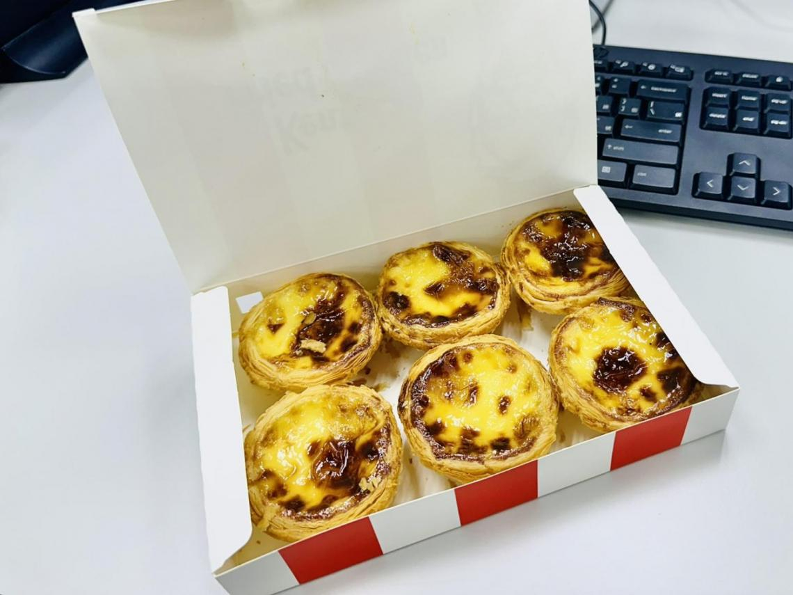 肯德基蛋撻竟藏整顆3A電池！她買整盒差點拿去微波「看到黑影」嚇到：救了我全家…肯德基親揭怎麼出包