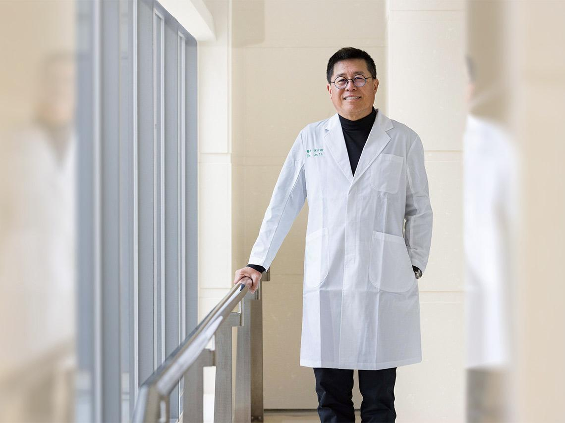 走向世界》感念！曾送報、做拖鞋代工…父親送他留美成寶貴資產　陳自諒逆勢先行引進腸癌新手術