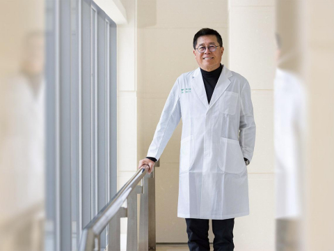 祖父開醫院「窮病患免錢、年底燒掉帳單」！三代行醫不求富…腸癌權威陳自諒：沒賺到錢，但賺到幸福