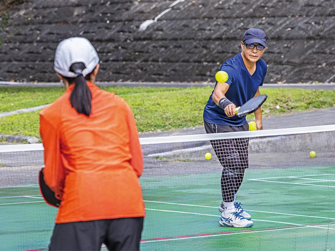 居民河畔對戰、企業忙組隊出賽       90歲也能打！ 	匹克球夯什麼