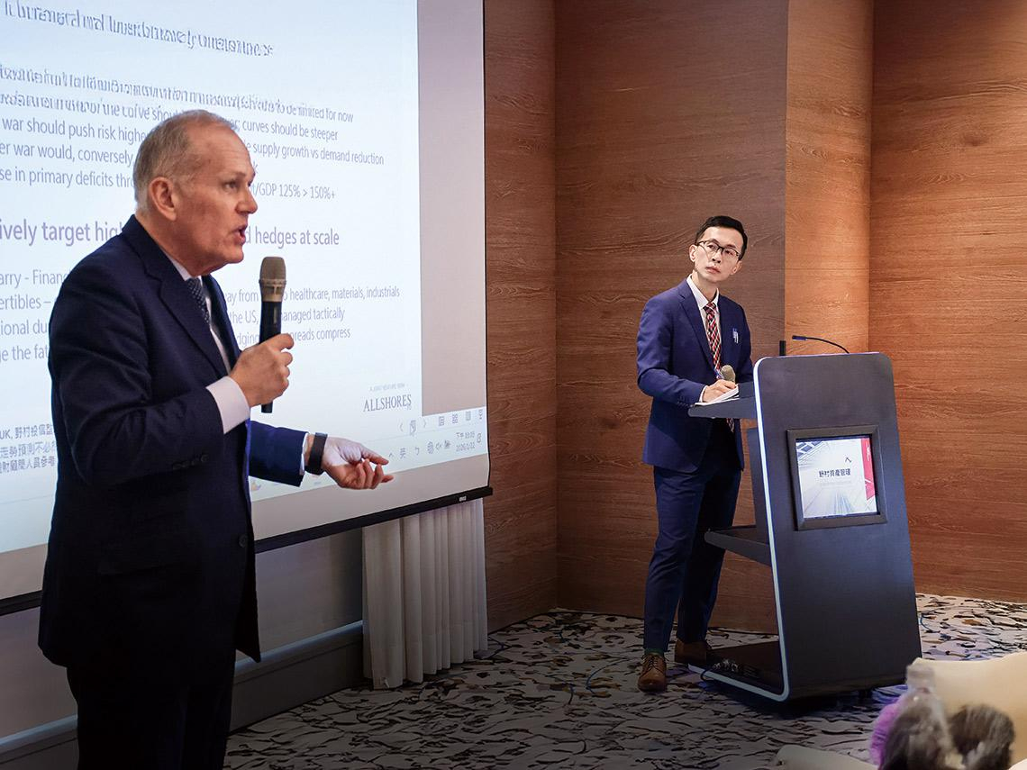 基金界口譯哥Paul 老外講者突吹口哨  他完美接招