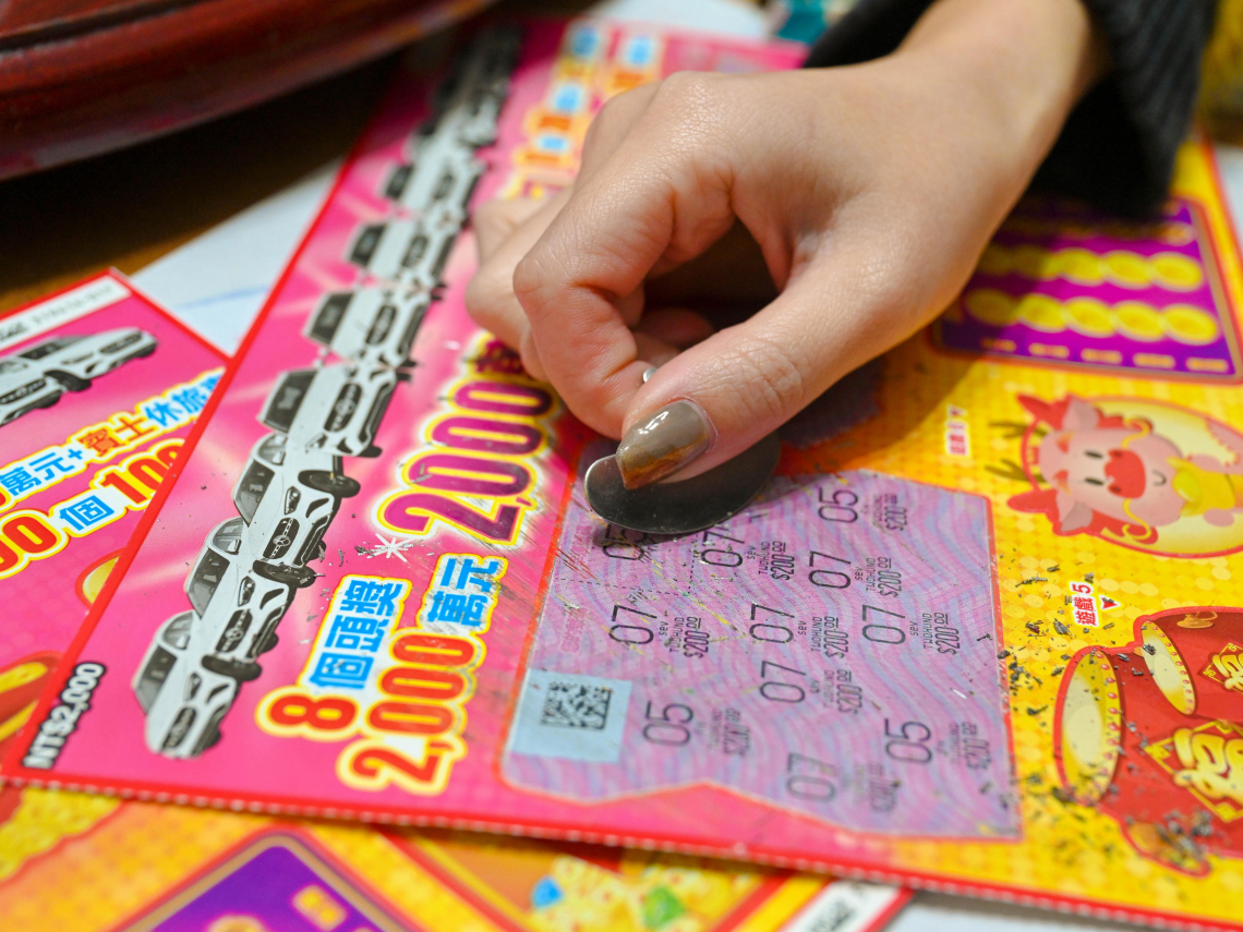 過年刮刮樂怎麼挑容易拿大獎？內行曝「選號規律」、3招中獎率近7成...多少錢要扣稅、實拿金額