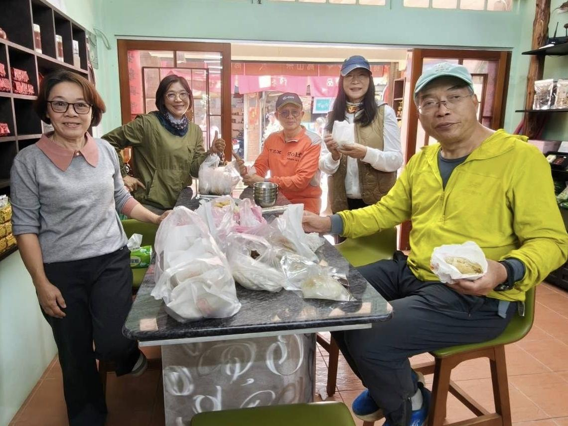 直衝雲嘉四連峰探望太平村長嚴清雅，謝金河聞老友罹蜂窩組織炎：他像有求必應的土地公，把自己操壞了