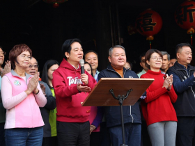 賴清德昨被嘔吐物波及，今握手改擊掌，到鹿港天后宮發福袋突「消失5分鐘」原因曝光