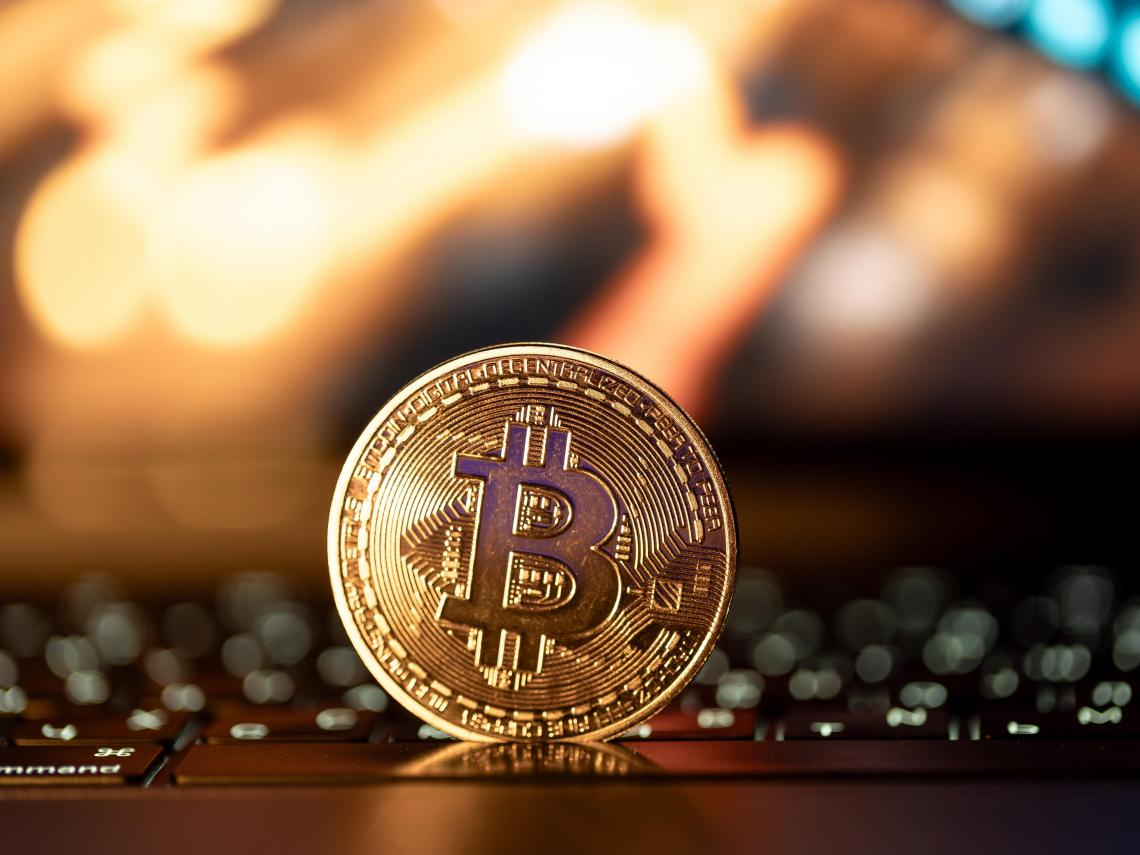 比特幣今年來慘跌逾22%，川普關稅被判違法，為何沒大跌反而挺在67800美元？市場怎麼看待反映？