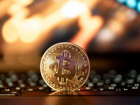 比特幣今年來慘跌逾22%，川普關稅被判違法，為何沒大跌反而挺在67800美元？市場怎麼看待反映？