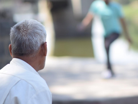 不是失智惡化！75歲姨一到黃昏就吵「找過世爸媽」…醫揭日落症候群關鍵：早開燈、少刺激10招因應