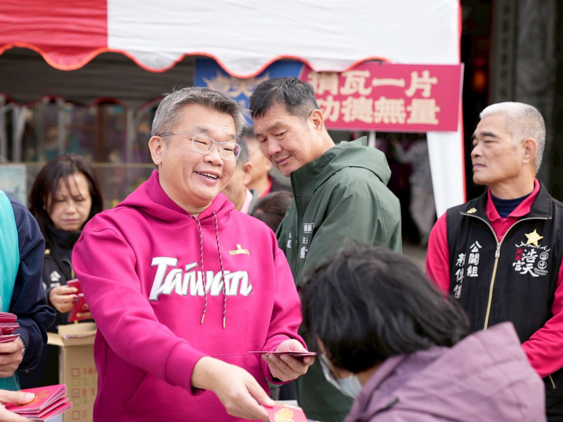 蔡其昌接棒民進黨總召，擁抱「萬年總召」柯建銘：黨團最好顧問！政院版「國防特別條例」下周可望付委