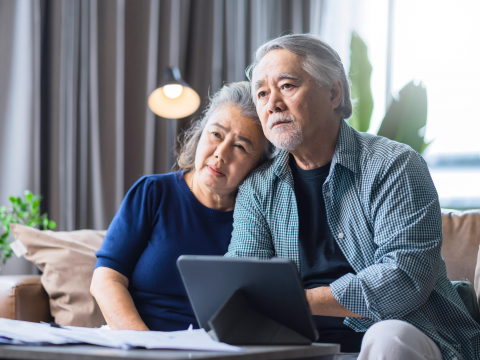 把錢花完再死吧！擁650萬＋4.8萬月退，仍憂「比存款活得久」…他們不交際、不旅行，70後悔度餘生