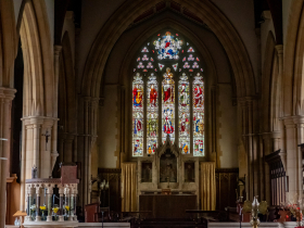 彩繪玻璃中竟隱藏著「奈米粒子科學」！藝術與科學如何緊密交織？