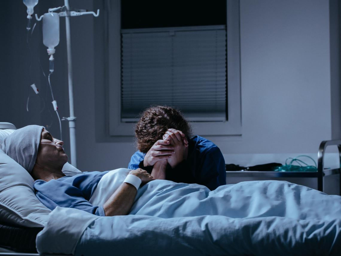 永久昏迷該拔管、氣切，還是強行續命？律師拆解安寧條例與病主法 自主掌握「善終權」，別讓親人承受創傷