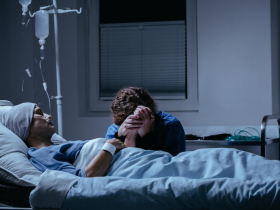 永久昏迷該拔管、氣切，還是強行續命？律師拆解安寧條例與病主法 自主掌握「善終權」，別讓親人承受創傷