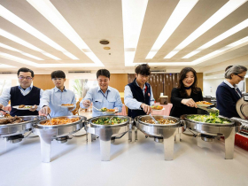 中鋼員工餐廳年銷百萬顆月餅、自助餐75元夾到飽、周三限定鮮魚米粉...鋼鐵龍頭「虧錢也要賣」的美味秘密