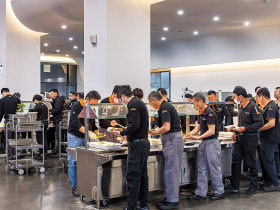 合作團膳打造雙層餐廳  30元即能享用六菜兩湯　熱飯菜飄香  台中精機溫馨料理秀