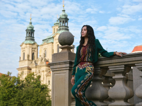 蔡依林《布拉格廣場》MV重拍，助陣星宇開航布拉格！23年前松菸拍攝如今實地拍：當年的女孩已是女王