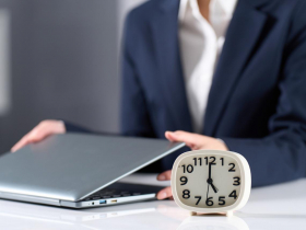 蔣萬安推台北市「育兒減少工時」！提早1小時下班，老闆傳LINE算加班？雇主和勞工必看7個法律雷區