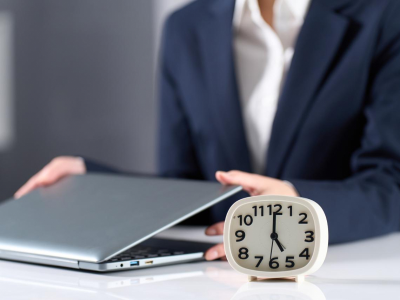 蔣萬安推台北市「育兒減少工時」！提早1小時下班，老闆傳LINE算加班？雇主和勞工必看7個法律雷區