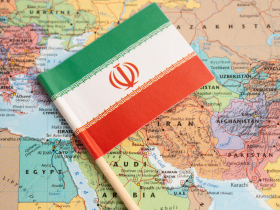 躲伊朗戰火，機票跟房子一樣貴？大馬士革飛上海竟標價2540萬...知情人士拆解可能原因：行情5-30萬