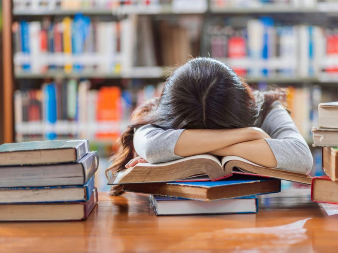 國中生5個有1人過勞，私校更慘「睡不到7小時成常態」…3成孩子曾想自傷、有事問AI如何解決？