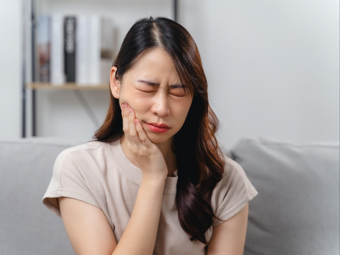 牙齒抽神經後「像枯枝易斷裂」…醫揭50後「牙裂」發生率是年輕人3倍，這些行為害牙齒無聲崩裂