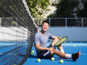 周杰倫、王陽明都是他學生！心疼母親打三份工背債「棄國手夢」，網球教練如何把「熱情」變年收千萬生意？