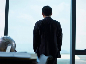 包下整間餐廳慶生卻想哭？身家千萬老闆在豪車裡嘆氣：最怕死後沒人真心難過「有錢也買不到5樣珍貴財富」