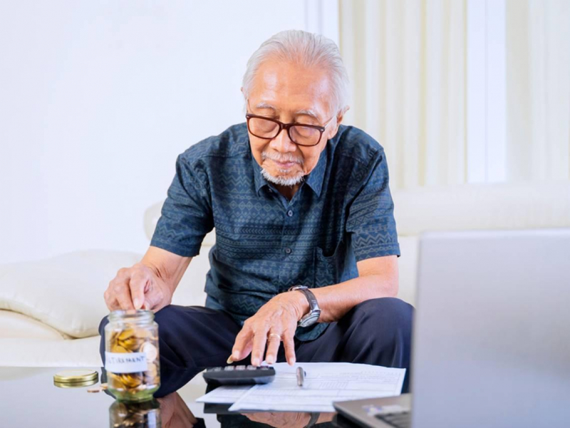 退休金800萬買20元麵包「手發抖」！75歲公務員三餐吃即期品：老後生病很燒錢「存款減少，感覺命也變短」