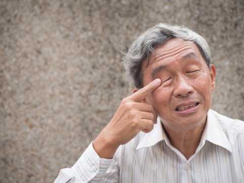 左眼跳財、右眼跳災？他右眼皮狂跳3週憂凶兆，一查是「自律神經失調」…醫示警：合併5症狀恐不單純
