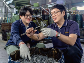 傳產破框系列3一同業都叫苦連天，這2間螺絲廠、工具機商，如何逆勢突圍、在「大廠為王」下翻身？